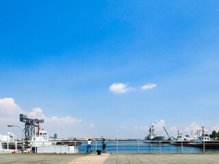 晴れた日に横浜港を散歩