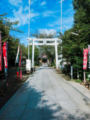 参道から見た神社の鳥居と本殿