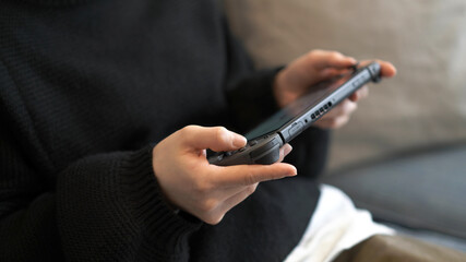 ゲームをする女の子