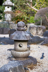 Fototapeta na wymiar 石灯籠が飾られている日本庭園
