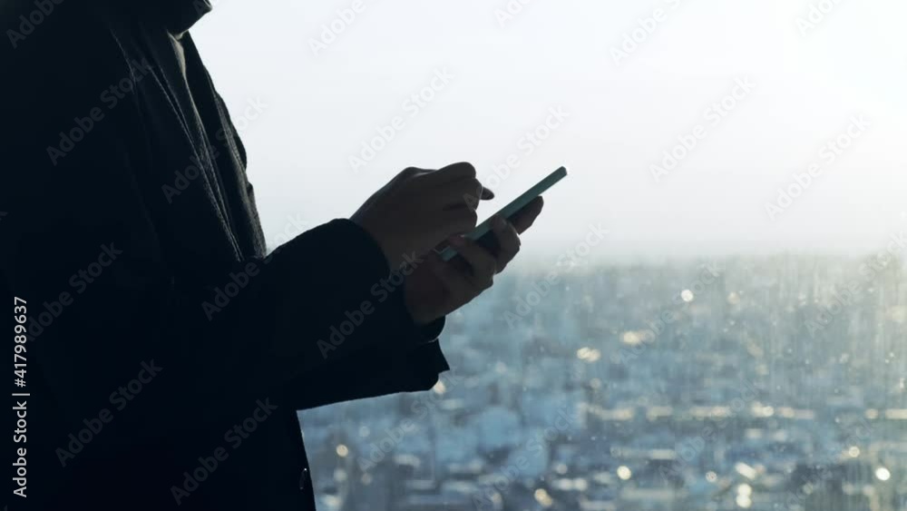 Poster スマホを見て考える男性　シルエット　スローモーション