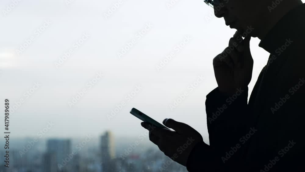 Poster スマホを見て考える男性　シルエット　スローモーション