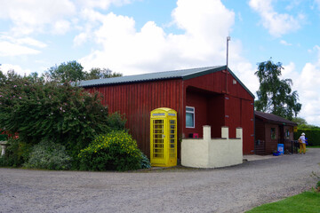 キャンプ場　イギリス　自然の中の小屋　カラフルな物置