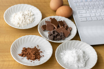 ノートパソコンを見てチョコレート菓子を作るイメージ