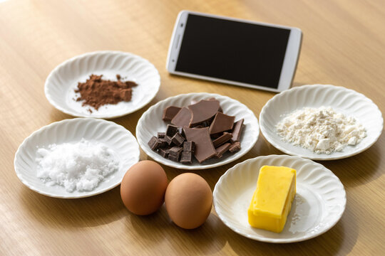 スマートフォンを見てチョコレート菓子を作るイメージ