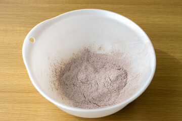 ふるった小麦粉と砂糖とココアパウダー