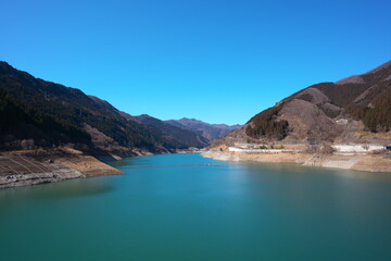 Fototapeta na wymiar 春先の静かなダム湖の景色