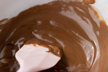 湯せんでチョコレートを溶かす