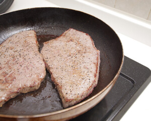 牛ステーキを調理している