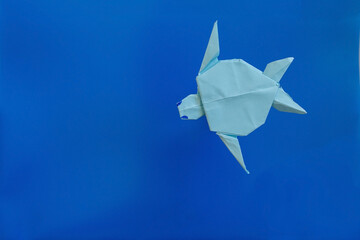 blue origami paper turtle - obrazy, fototapety, plakaty