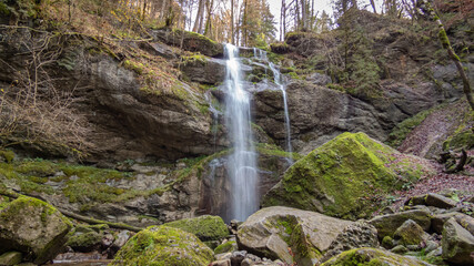 Fototapeta premium Wasserfall über bemooste Felsen, Totalaufnahme