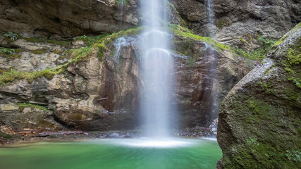 Fototapeta premium Wasserfall mit grünem Wasser, Langzeitbelichtung