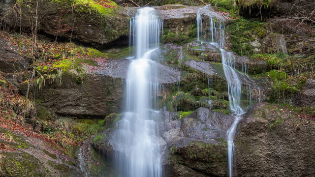 Wasserfall auf bemoostem Fels, Langzeitbelichtung