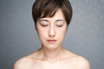 口元を指差す中年の日本人女性wall Mural Wallpaper Murals Mapo 口元を指差す中年の日本人女性wall Mural Wallpaper Murals Mapo