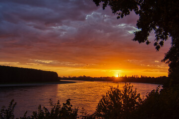 Obraz na płótnie Canvas Sunset am Fluss