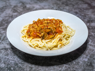 Spaghetti with minced beef and tomatoes sauce