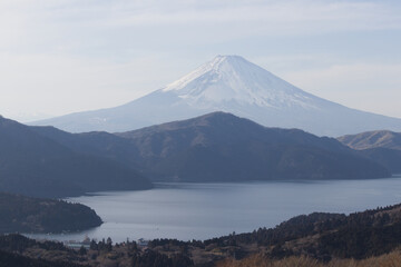 早春の富士山と箱根芦ノ湖 ターンパイク大観山から