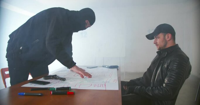 Criminals planning a robbery