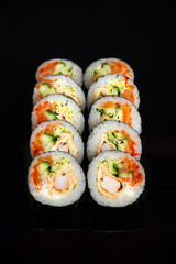 futomaki rolls on black