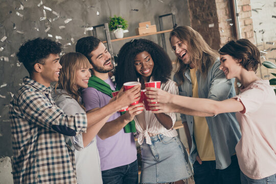Photo portrait of students drinking beer telling toast cheers at party celebrating birthday in dormitory