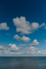 Naklejka na ściany i meble blauer Himmel mit Wolken über der schönen Nordseeinsel Sylt