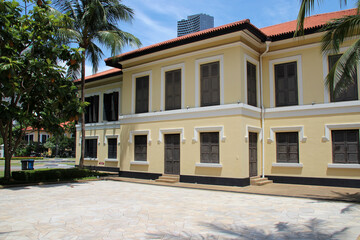 Fototapeta na wymiar colonial building (malay heritage centre) in singapore