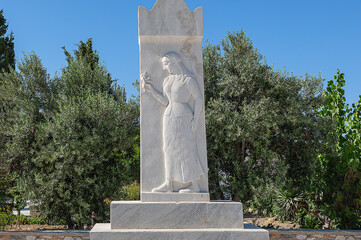 Fototapeta na wymiar Frauendenkmal auf der Insel Paros, Kykladen, Griechenland