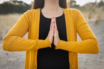Frau während der meditation mit der namaste mudra