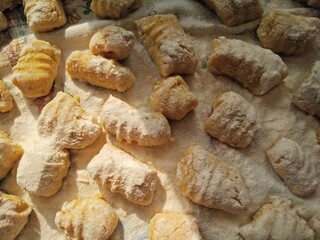 una sequenza di gnocchi di patate fatti in casa e pronti per essere cucinati