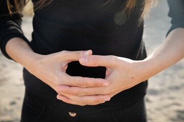 Mudra Ushas Hand Geste für Meditation und Yoga Praxis