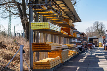 Unterschiedlich dicke Holzlatten  und Plastikrohre in einem Regal