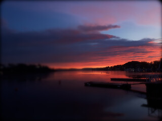 Fototapeta na wymiar romantic sunset over the water - Malmøya