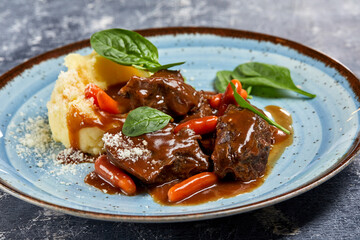 beef with mashed potato and vegetables