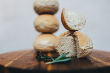 Pan gourmet. Pan artesano. Hogazas de pan blanco. Bocadillo de pan. Panadería artesana.