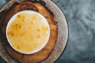 Postre gourmet artesanal. Delicioso dulce. Postre natural hecho a mano. Repostería tradicional. Tarta.