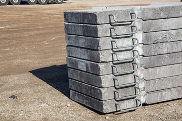 Auf der Baustelle: Betonplatten als Boden Fundament Befestigungsmaterial oder Unterbau für Dreh Baukräne in der Baugrube