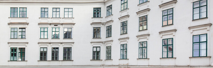 Fototapeta na wymiar Beautiful view of a historic facade of a residential building. Schöne Ansicht auf eine historische Fassade eines Wohngebäudes.