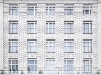 Obraz premium Beautiful view of a historic facade of a residential building. Schöne Ansicht auf eine historische Fassade eines Wohngebäudes.