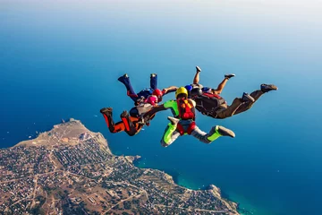 Tuinposter Bestsellers Sport Parachutespringen groep over de zee
