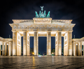 Obraz premium Brandenburg gate at twilight in summer, Berlin