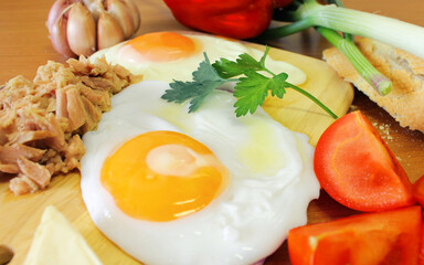 desayuno - dos huevos fritos con atun tomate perejil cebollino 