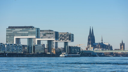 Köln – Kranhäuser und Dom; Deutschland