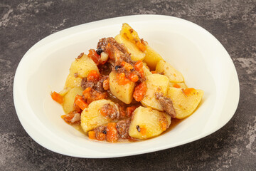 Roasted potato and beef with sauce