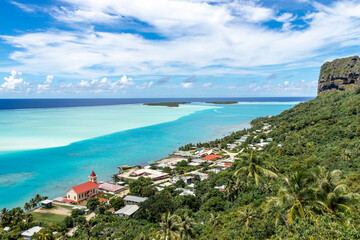 Lagon et village vue du ciel à Maupiti, Polynésie française