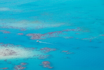 Bateau sur le lagon, vue du ciel à Maupiti, Polynésie française