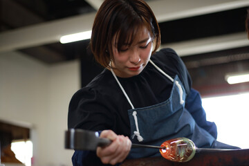 ガラス容器を作る女性　吹きガラス