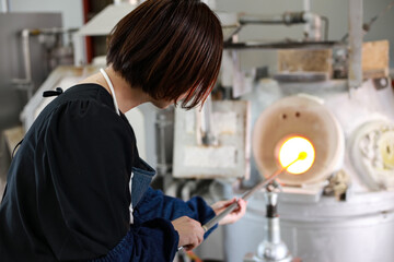 ガラス容器を作る女性　吹きガラス