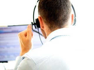 Junger männlicher Call-Center-Mitarbeiter, der seinen Job mit einem Headset macht. Porträt des...