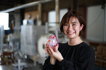 ガラス容器を持つ女性