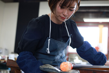 ガラス容器を作る女性　吹きガラス